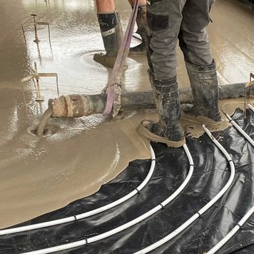 Pumping liquid screen onto floor